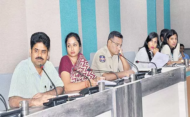 Hyderabad Commissioner Review On Traffic Problem - Sakshi