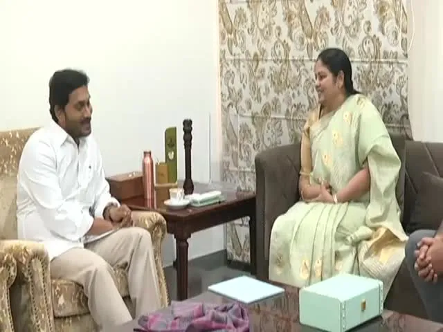 YSRCP Leader Jayasudha Meets CM YS Jagan Mohan Reddy - Sakshi