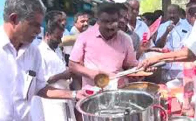 Congress Workers Distribute Beef Curry Outside Kerala Police Station - Sakshi