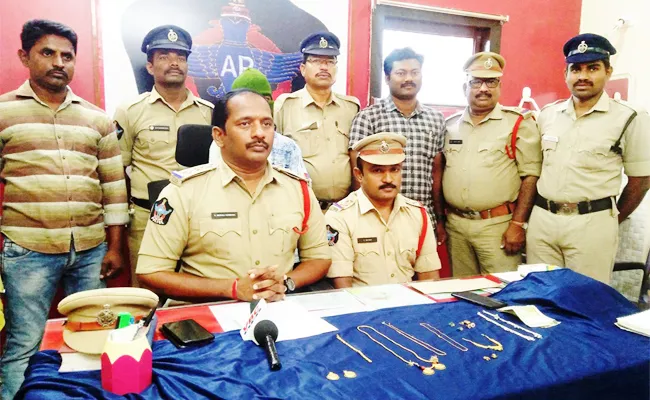 Five Members Arrest in Robbery Case East Godavari - Sakshi