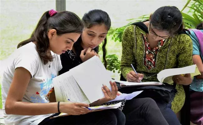 Intermediate Lecturers Giving Counselling To Students In Khammam - Sakshi