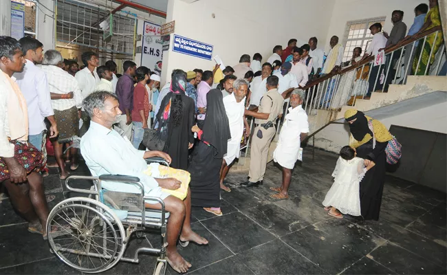 Sarvajana Hospital Staff Negligence on Sadaram Camp - Sakshi