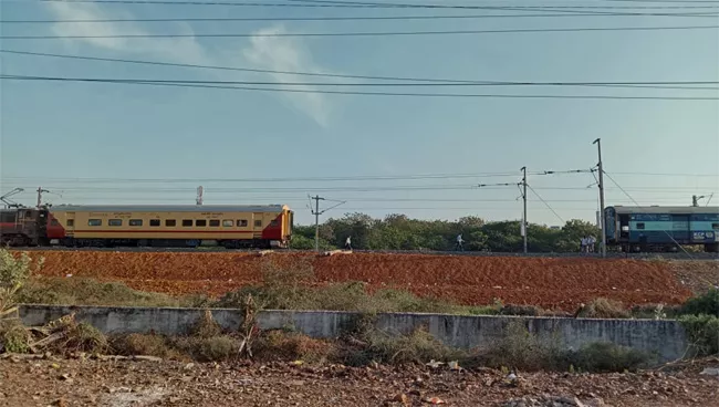 Coaches of Shirdi Express Detached From Engine in Vijayawada - Sakshi