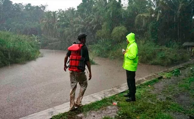 Flash Flood Kills At Least 6 Indonesian Students on Camping Trip - Sakshi