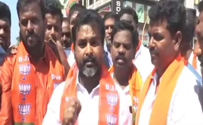 Sri Rama Sena man announces  bounty for killing  activist Amulya Leona - Sakshi