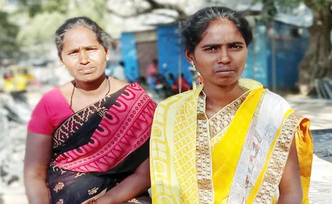 Women Protest Against Boyfriend Cheating in Kurnool - Sakshi