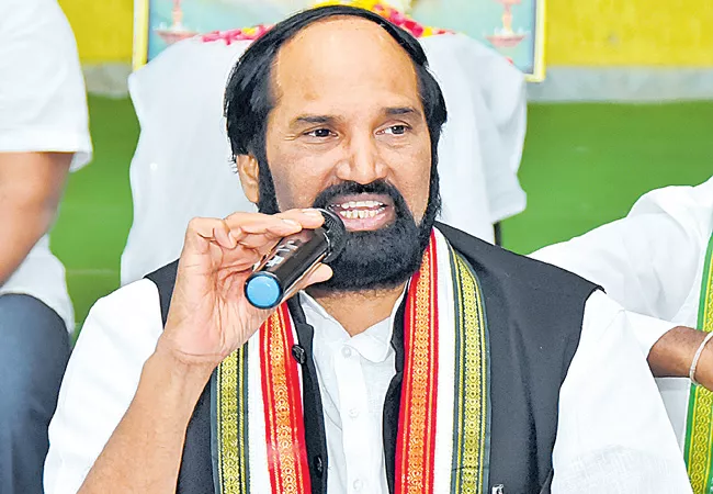 Tpcc Uttam Kumar Reddy gives Letter To KCR Over PRC Implementation - Sakshi