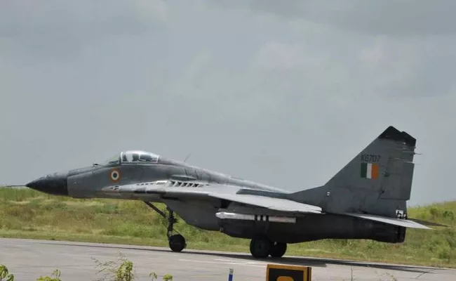 Navy Mig 29 Aircraft Crashed In Goa Pilot Ejected Safely - Sakshi