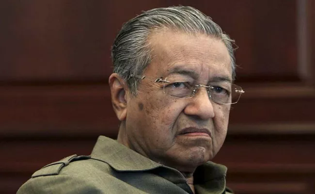 Malaysian PM Mahathir sends resignation letter to king - Sakshi