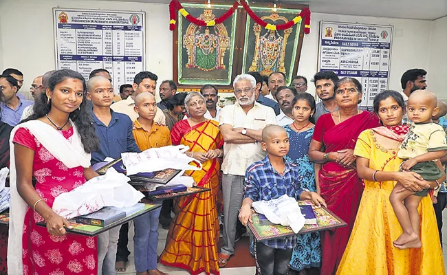 TTD Chairman YV Subba Reddy couple helps visually challenged kids to visit Tirumala - Sakshi