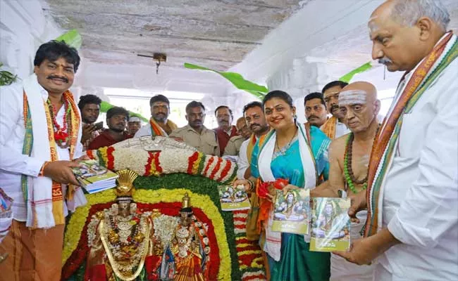 Puranapanda Srinivas Shiva Book Distribution At Srikalahasti Over Shivaratri - Sakshi