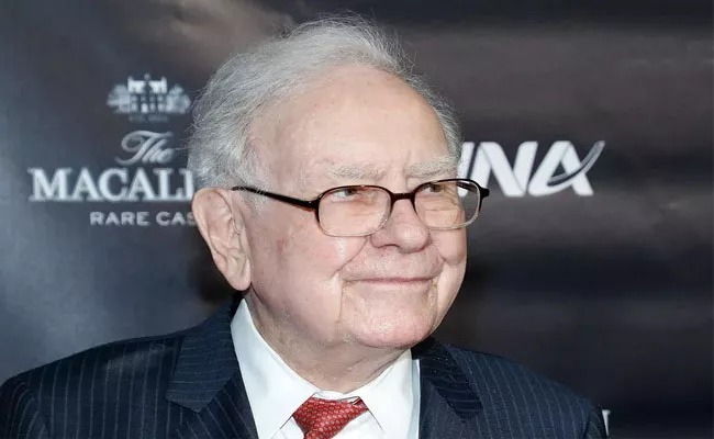 Warren Buffett Upgrades From A Flip Phone To An IPhone - Sakshi