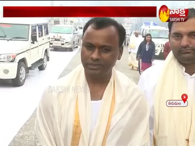 Komatireddy Rajagopal Reddy Visit Tirumala Temple - Sakshi