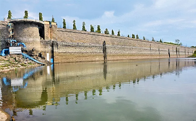 Drainage Water Mixing Water in Gandipet Himayat Sagar - Sakshi