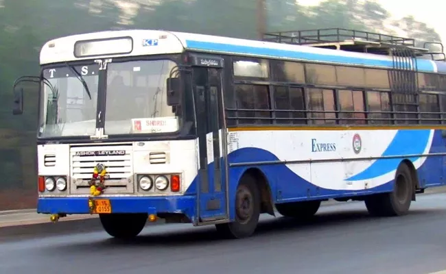 TSRTC Bus Narrow Escaped From Electrocution In Warangal - Sakshi