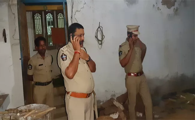 Bomb Blast in Akkampalle Kurnool - Sakshi