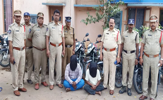 Bike Robbery Gang Arrest in SPSR Nellore - Sakshi