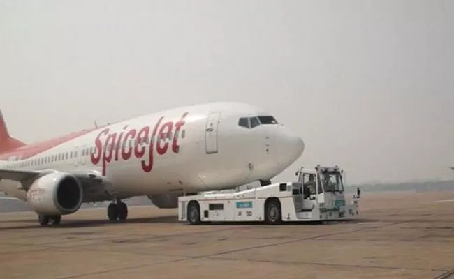 Spice Jet Plane Emergency Landing For Suspected Fuel Leak In Kolkata - Sakshi