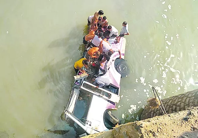 24 people dead in Bundi district after bus falls into river - Sakshi