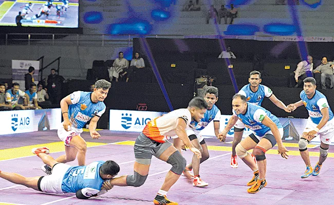 Nalgonda Beat Gadwal In Kabaddi League - Sakshi