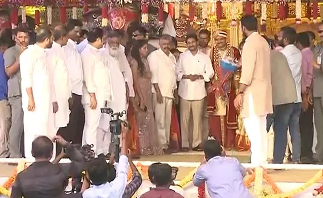 YS Jagan Attended Marriage In Kurnool - Sakshi