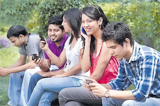 Indians on average consume over 11GB data per month - Sakshi