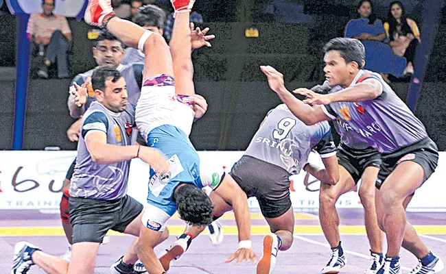 Hyderabad Bulls Beat Gadwal Team In Kabaddi League - Sakshi