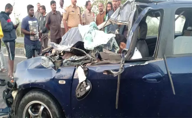 Road Accident In Karimnagar Two Young Died Two Injured - Sakshi