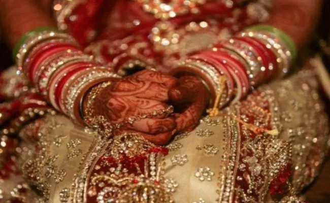 Bride Denies Marriage At Wedding In Wanaparthy District - Sakshi