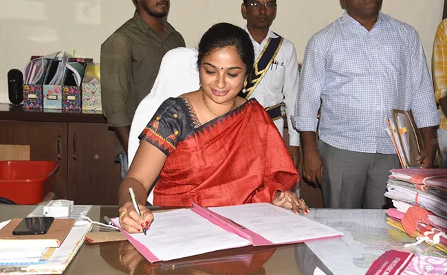 Women Collectors Lead Telangana Districts - Sakshi