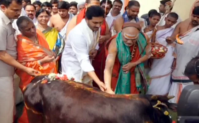 YS Jagan Visits Visakha Sri Sharada Peetham - Sakshi