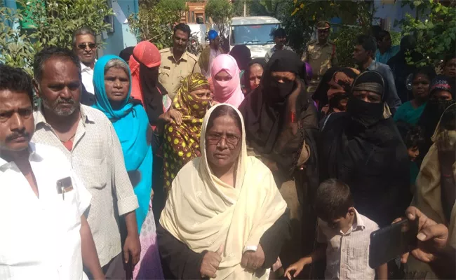 Women Protest Against CI in Proddatur YSR Kadapa - Sakshi