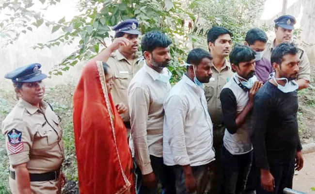 Interstate Thieves Arrest in Bank Robbery Case East Godavari - Sakshi