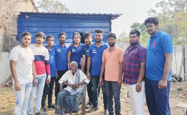 Hyderabad Youth Helps Old Couple in Kanekallu Anantapur - Sakshi