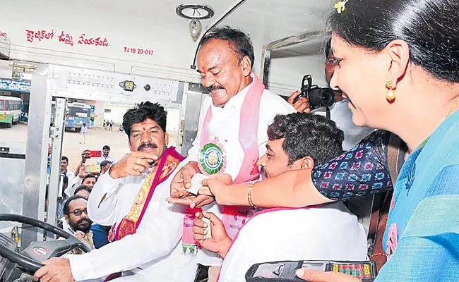 MP MLA Launch Medaram Jatara in Mahabubabad - Sakshi