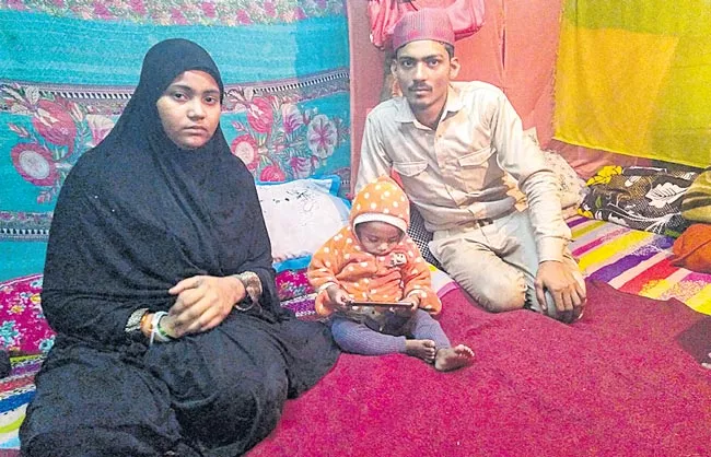 Infant dies after catching cold at Shaheen Bagh - Sakshi