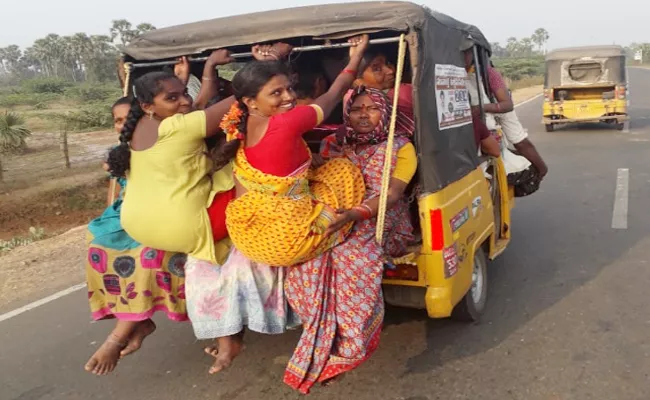 Women Dangerous Auto Journey in Guntur Pedakakani - Sakshi