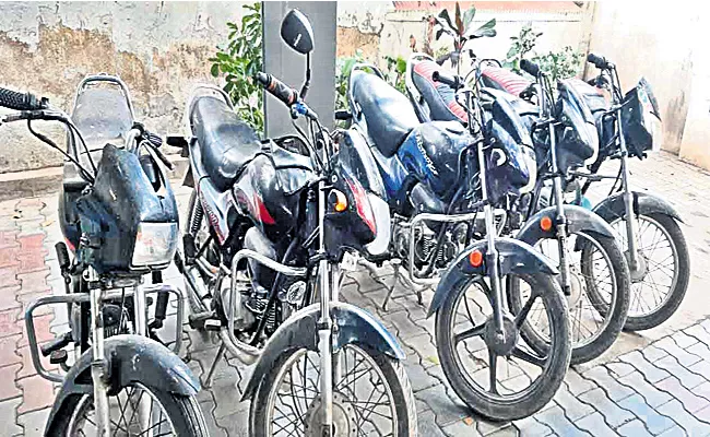 Bike Robbery Gang Arrest in Hyderabad - Sakshi