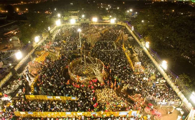 Sammakka Saralamma Maha Jathara Starts Deities Reached Medaram - Sakshi