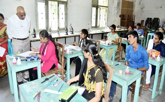 Surprise inspection in Inter Practical Exams SPSR Nellore - Sakshi