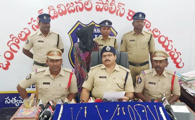 Woman Thief Arrest in Prakasam - Sakshi