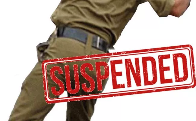 SI And Constable Suspended In Karimnagar - Sakshi