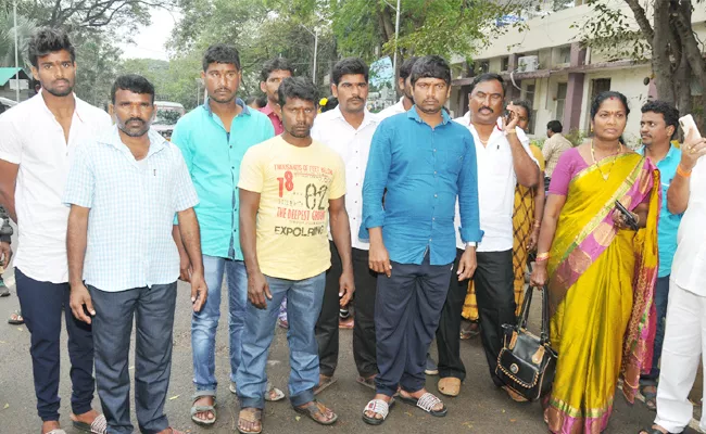 Fishermens Families Happy With After Release Bangladesh Prison - Sakshi