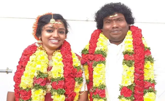 Yogi Babu Ties The Knot With Manju Bhargavi At Murugan Temple In Thiruttani - Sakshi