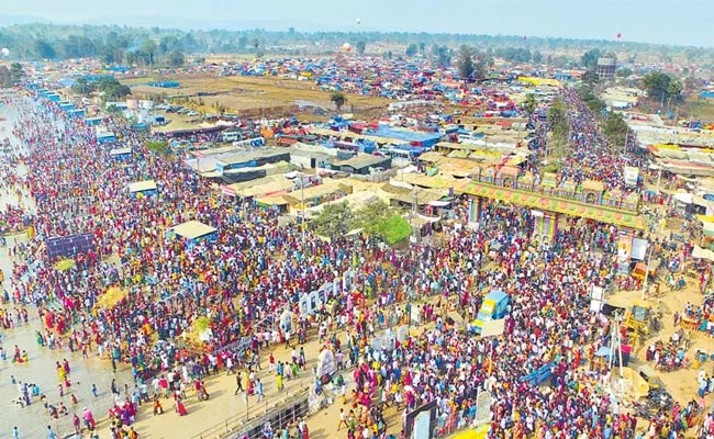 Sammakka Saralamma Jatara Starts Deities Reached Medaram - Sakshi