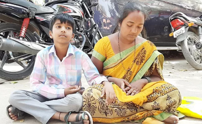 Wife Protest For Justice Infront of Police Station Kurnool - Sakshi