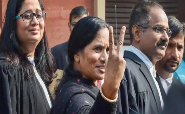 Nirbhaya Mother Welcomes Delhi High Court Verdict Over Deadline For Convicts - Sakshi