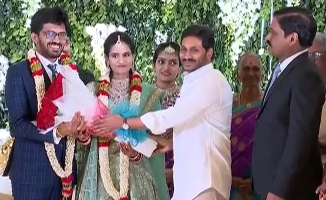 YS Jaganmohan Reddy Attended Reception In Vijayawada - Sakshi