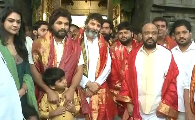 Allu Arjun And Trivikram Srinivas Visits Tirumala Temple - Sakshi