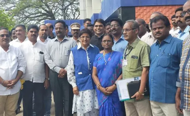 People Protest in Kiran Bedi Yanam Tour East Godavari - Sakshi